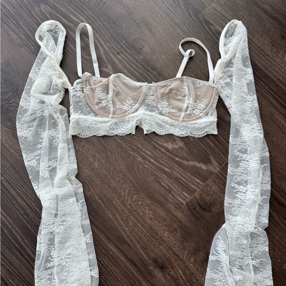 Elegant Lace Bralette in Cream - Picture 2 of 3